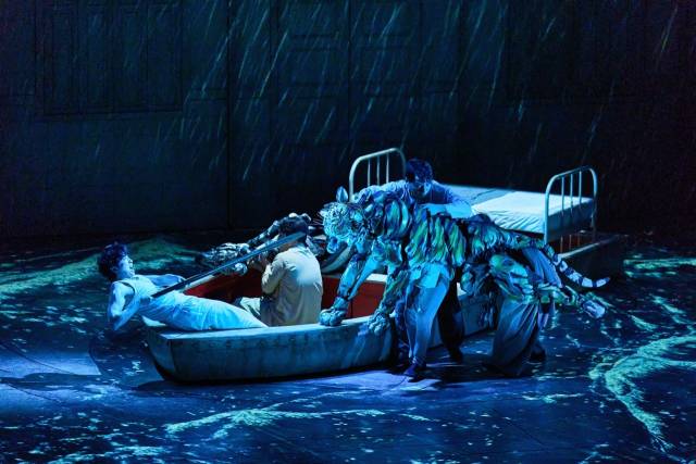 '라이프 오브 파이' 공연 스틸. 출연진은 박강현, 퍼핏티어 김시영 외. 에스앤코 제공