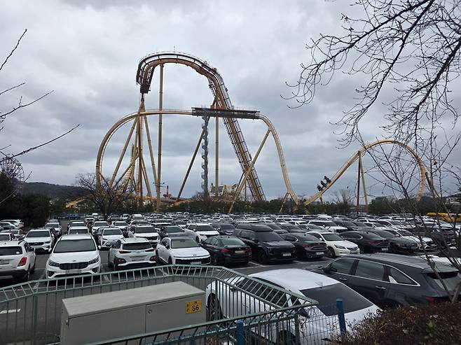 ▲ 1일 오후 경주 보문단지 내 놀이공원 주차장이 3.1절 연휴를 맞아 경주를 찾은 나들이객 차량으로 거의 만차를 이루고 있다. 황기환 기자