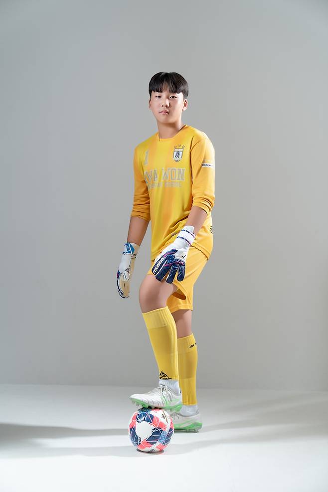 차범근 축구상을 수상한 달성군청 유소년축구단 골키퍼 최우성이 포즈를 취하고 있다.<영남일보 DB>