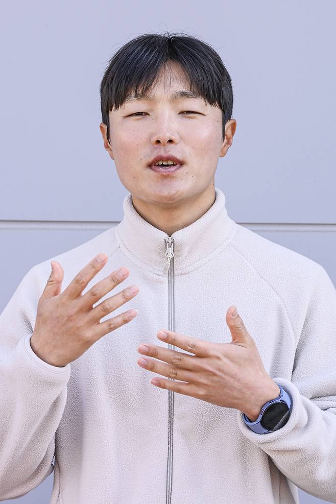 달성군청 유소년축구단 배대호 감독이 선수 육성 철학에 대해 이야기하고 있다.이현덕기자 lhd@yeongnam.com