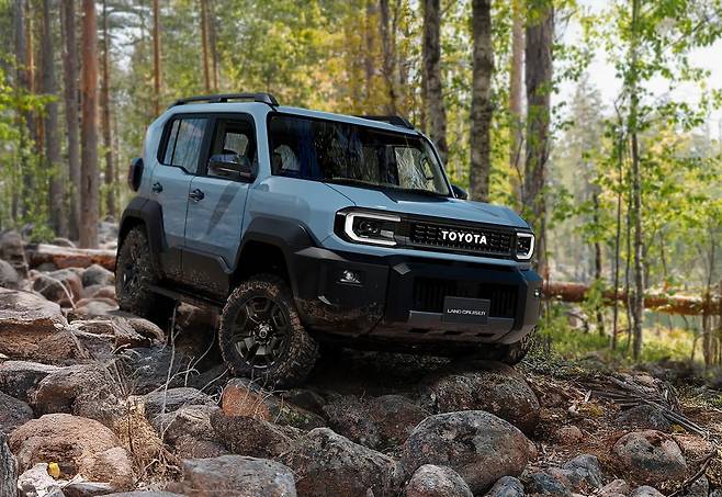 바위 지형을 오르는 토요타 컴팩트 크루저 EV 오버랜드 콘셉트 렌더링 이미지