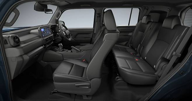 토요타 랜드 크루저 FJ SUV 2열 공간과 시트 배열을 보여주는 실내 렌더링 이미지