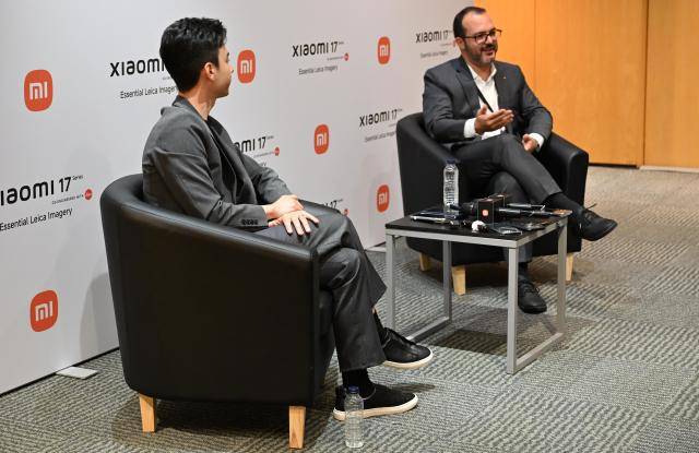 TJ 왈톤 샤오미 글로벌 대변인 겸 시니어 제품 마케팅 매니저(왼쪽)와 파블로 아세베도 노다 라이카 카메라 AG 모바일 사업부 디자인&엔지니어 총괄(오른쪽)이 28일 현지시각 스페인 바르셀로나에서 열린 MWC 2026 개막 전 프리뷰 간담회에서 라이츠폰과 샤오미 17 울트라 신제품을 발표하고 있다.[사진=샤오미]