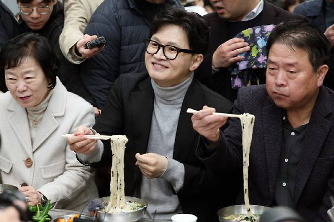 한동훈 전 국민의힘 대표가 27일 오후 대구 중구 서문시장 국수골목을 찾아 점심으로 국수를 먹고 있다. (사진=뉴스1)