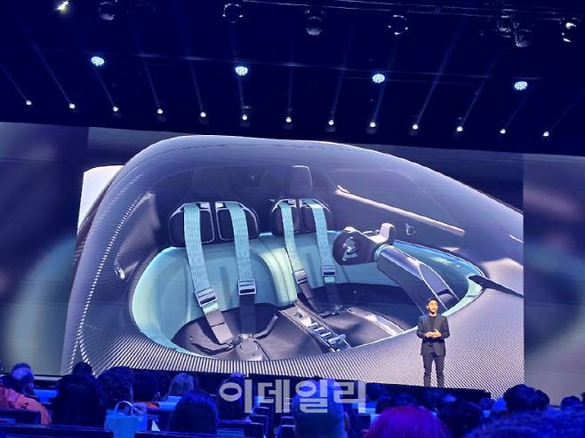 리 톈위안 샤오미 EV 디자인 총괄이 28일 스페인 바르셀로나 카탈루냐 콩그레스센터에서 열린 샤오미 신제품 발표회에서 '샤오미 비전 그란 투리스모'를 소개하고 있다(사진=윤정훈 기자)