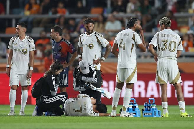 손흥민이 상대 수비수 카를루스의 태클에 쓰러져 있다. 손흥민은 한동안 쓰러져 있었지만 다행히 스스로 일어섰다.(사진=AFPBBNews)