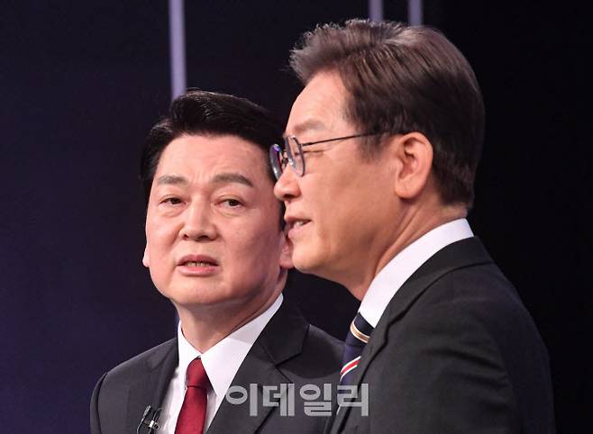 지난 2022년 3월 당시 이재명 더불어민주당 대선후보와 안철수 국민의당 대선후보가 서울 여의도 KBS 본관에서 열린 중앙선거방송토론위원회 주관 제20대 대통령선거 후보 초청 3차 TV 토론회를 앞두고 이야기를 나누고 있다.(사진=이데일리 DB)