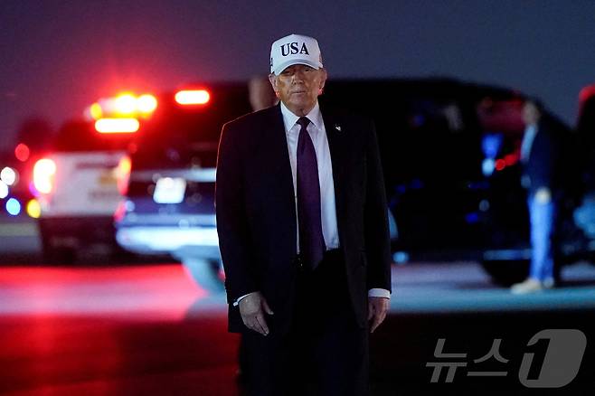 도널드 트럼프 미국 대통령이 27일(현지시간) 플로리다주 웨스트 팜비치 소재 팜비치 공항에 도착한 후 차량으로 이동하고 있다. 트럼프는 이튿날 새벽 이란에 대한 군사작전 감행 사실을 발표했다. 2026.02.28. ⓒ 로이터=뉴스1