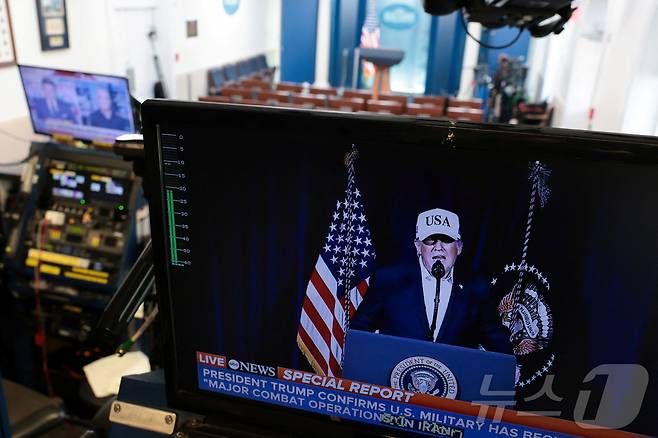 28일(현지시간) 미국이 이란에 대한 군사작전 '오퍼레이션 에픽 퓨리'를 단행한 가운데, 미국 워싱턴DC 백악관 브리핑룸 모니터링 화면에 도널드 트럼프 미국 대통령의 공격 사실을 알리는 영상이 방영되고 있다. 2026.02.28. ⓒ 로이터=뉴스1