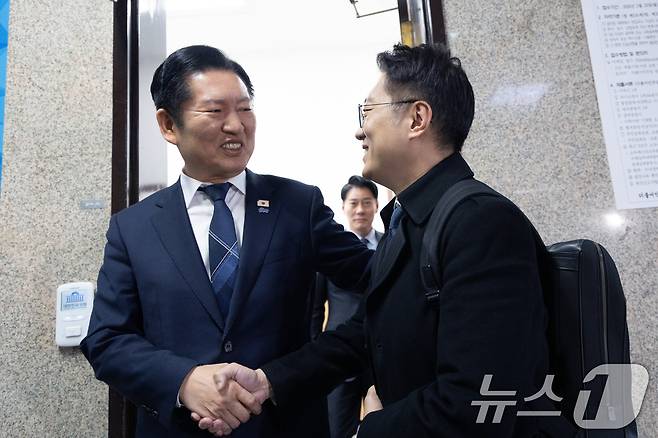 정청래 더불어민주당 대표가 지난달 24일 서울 여의도 국회에서 김남준 전 청와대 대변인과 면담을 마치고 배웅하고 있는 모습. 2026.2.24 ⓒ 뉴스1 이승배 기자