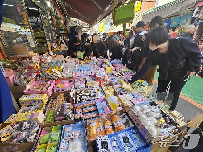 27일 서울 종로구 창신동 문구완구시장에서 시민들이 진열대의 장남감을 구경하고 있다. 2026.2.27 ⓒ 뉴스1 유채연 기자