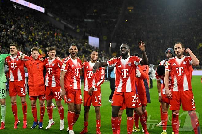 도르트문트전 승리 후 기뻐하는 바이에른 뮌헨 선수들 ⓒ AFP=뉴스1