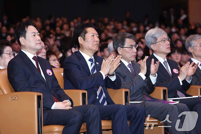 장동혁 국민의힘 대표(왼쪽부터), 정청래 더불어민주당 대표, 노태악 중앙선거관리위원장, 김상환 헌법재판소장이 1일 서울 강남구 코엑스에서 열린 제107주년 3·1절 기념식에 참석해 자리하고 있다. 2026.3.1 ⓒ 뉴스1 이재명 기자