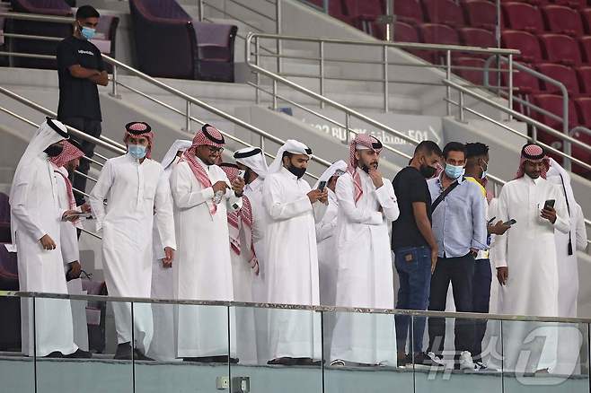 트락토르의 경기를 기다리는 이란 팬들 ⓒ AFP=뉴스1