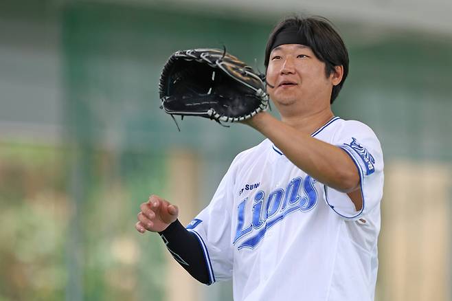 삼성 최지광이 일본 오키나와 스프링캠프에서 캐치볼을 하고 있다. 사진 | 삼성 라이온즈