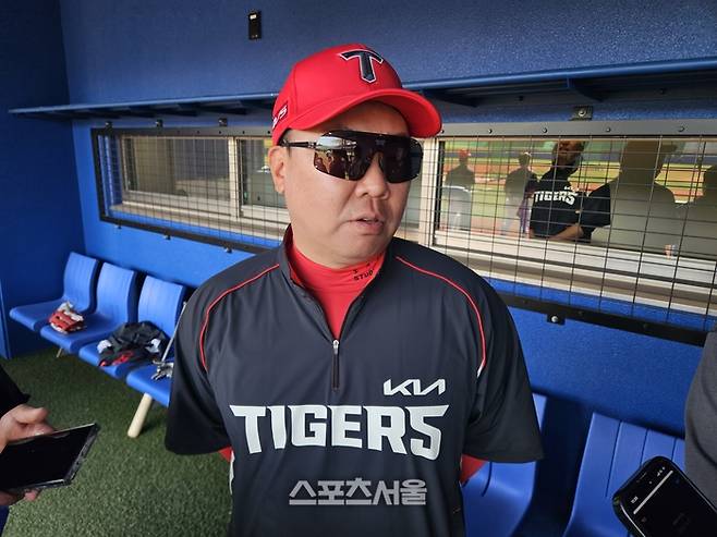 KIA 이범호 감독이 24일 일본 오키나와 가데나 구장에서 열린 2026 WBC 대표팀과 평가전에 앞서 취재진을 만났다. 오키나와 | 김동영 기자 raining99@sportsseoul.com