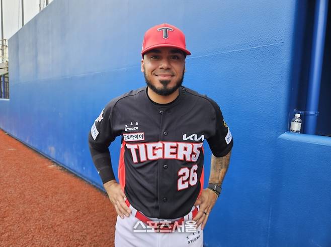 KIA 카스트로가 24일 일본 오키나와 가데나 구장에서 열린 2026 WBC 대표팀과 경기 후 포즈를 취했다. 오키나와 | 김동영 기자 raining99@sportsseoul.com