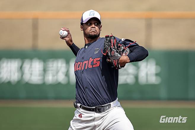 롯데 엘빈 로드리게스가 1일 일본 미야자키 미야코노조 구장에서 열린 지바롯데와 평가전에서 투구하고 있다. 사진 | 롯데 자이언츠