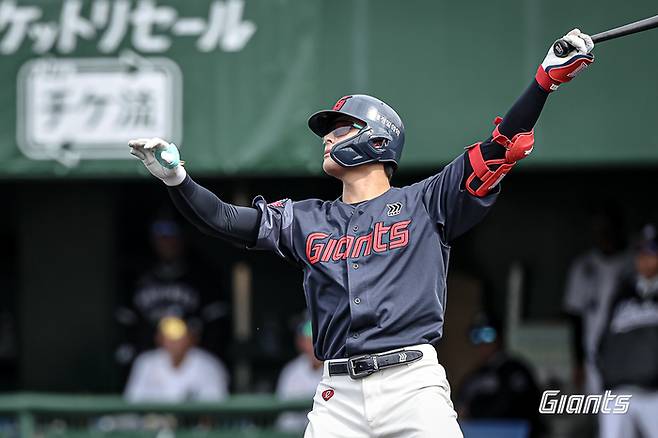 롯데 윤동희가 1일 일본 미야자키 미야코노조 구장에서 열린 지바롯데와 평가전에서 타격하고 있다. 사진 | 롯데 자이언츠