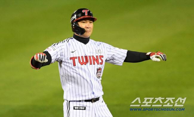 27일 잠실구장에서 열린 한국시리즈 2차전 LG 트윈스와 한화 이글스의 경기. LG 오지환이 안타를 날린 뒤 환호하고 있다. 잠실=박재만 기자 pjm@sportschosun.com/2025.10.27/