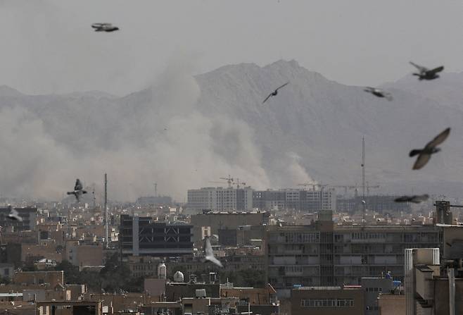 Smoke rises following an explosion, after Israel and the U.S. launched strikes on Iran, in Tehran, Iran, February 28, 2026. Majid Asgaripour/WANA (West Asia News Agency) via REUTERS ATTENTION EDITORS - THIS PICTURE WAS PROVIDED BY A THIRD PARTY      TPX IMAGES OF THE DAY<저작권자(c) 연합뉴스, 무단 전재-재배포, AI 학습 및 활용 금지>