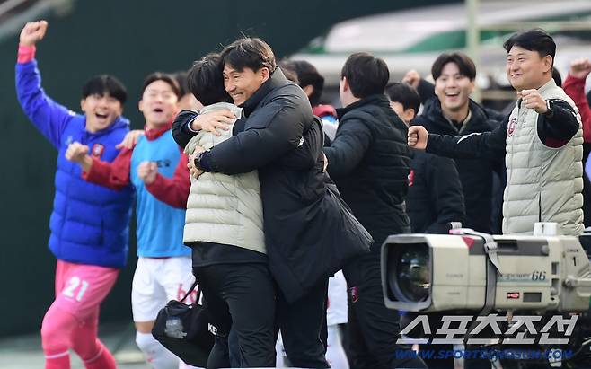 3월 1일 전주월드컵경기장에서 열린 K리그1 전북현대와 부천FC1995의 경기. 부천이 전북에 3-2로 승리했다. 경기 종료 후 승리의 기쁨을 나누고 있는 부천 이영민 감독. 전주=송정헌 기자songs@sportschosun.com/2026.03.01/