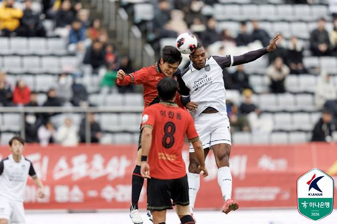 공중볼 경쟁을 하는 전남 호난. 사진제공=한국프로축구연맹