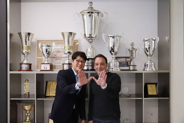 윤현식 웰컴저축은행 웰컴피닉스 단장(왼쪽)과 다니엘 산체스. ⓒ웰컴저축은행