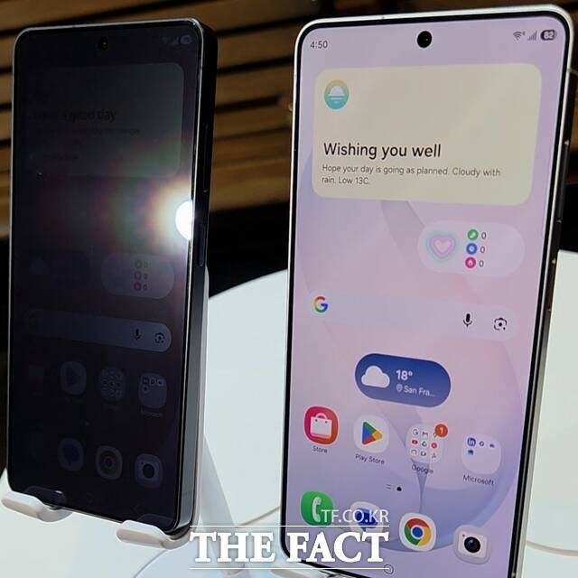 삼성전자가 지난 26일 공개한 '갤럭시S26 울트라'에 주변 사람이 내 화면을 보기 어렵게 하는 '프라이버시 디스플레이' 기술을 추가한 가운데 이에 대한 이용자 관심이 급증하고 있다. 사진은 해당 기능을 켠 '갤럭시S26 울트라(왼쪽)'와 기능을 끈 제품을 오른쪽 측면에서 바라본 모습. /샌프란시스코=우지수 기자