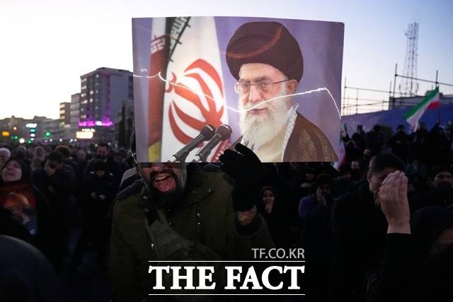 1일(현지 시간) 이란 테헤란에서 아야톨라 알리 하메네이 최고지도자의 사망 소식을 접한 정부 지지자들이 하메네이의 죽음을 애도하고 있다. /테헤란=AP/뉴시스