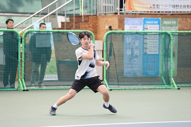 정구 국가대표 선발전에서 당당히 예선을 통과해 16강에 오른 17세 고교생 곽율. 대한정구협회 제공