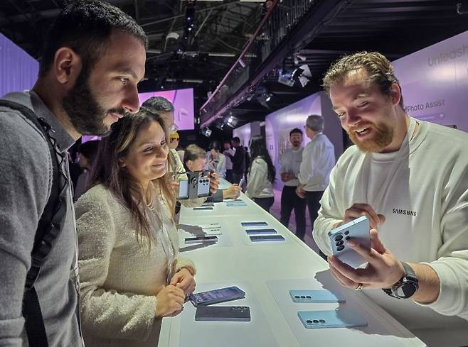 지난달 25일(현지시간) 미국 샌프란시스코에서 개최된  '갤럭시 언팩 2026'의 체험존에서 제품을 체험하는 관람객들. 삼성전자 제공