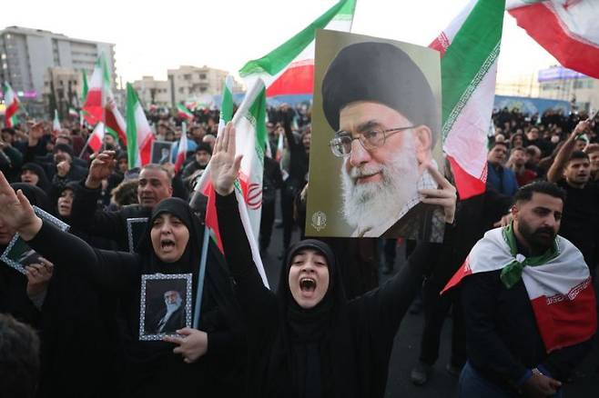 이란 최고지도자의 사망을 추모하는 테헤란 시민들. EPA연합뉴스