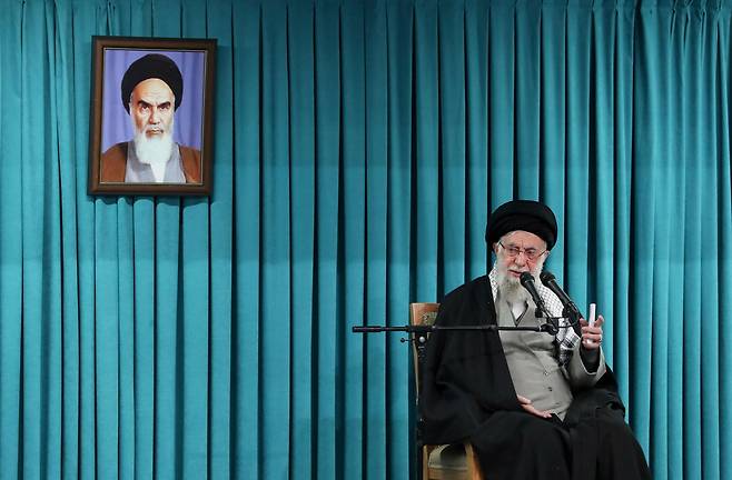 지난해 3월 알리 하메네이 이란 최고지도자가 전임자 루홀라 호메이니의 사진 아래서 연설하고 있다. 도널드 트럼프 대통령은 1일 하메네이가 사망했다고 발표했다./AP 연합뉴스
