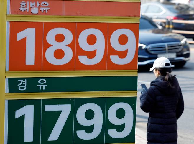 미국이 이란을 향한 군사적 압박 수위를 최고조로 끌어올리며 국제유가가 급등한 20일 서울 시내의 한 주유소 앞으로 시민이 지나고 있다./뉴스1