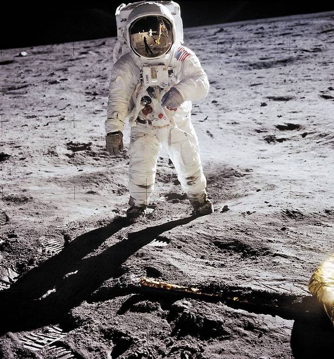 1969년 7월 20일 인류 최초로 달에 착륙한 아폴로 11호의 우주비행사 닐 암스트롱이 동료인 버즈 올드린을 찍은 사진. 올드린의 헬멧 창에 암스트롱과 달 착륙선 이글호가 보인다. /NASA