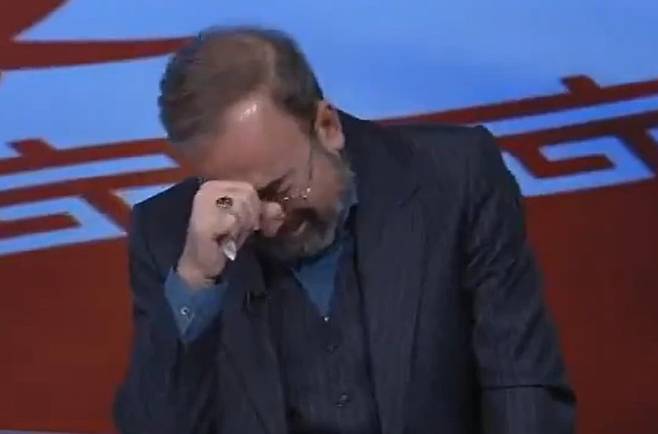 알리 하메네이 이란 최고지도자의 사망 소식을 전하며 눈물을 보이는 국영방송 앵커. /X(옛 트위터)