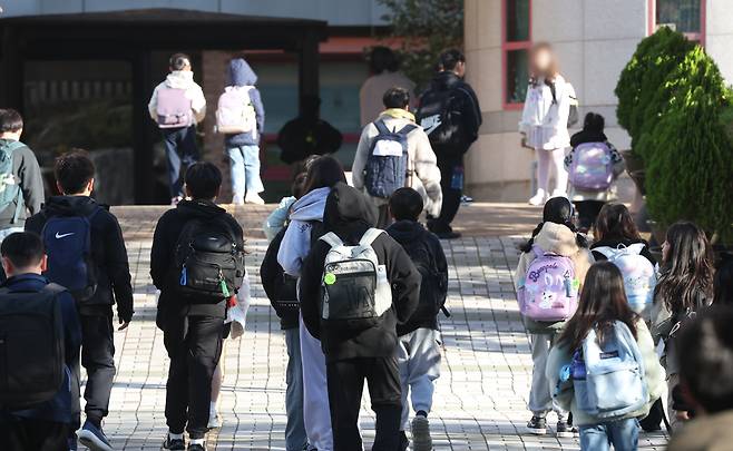 경기 화성시의 한 초등학교 학생들이 두터운 외투를 입고 등교를 하고 있다. /뉴스1