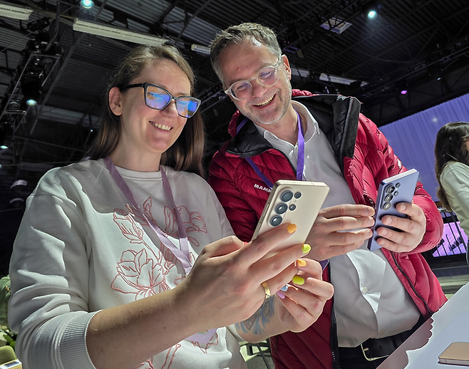 25일(현지시간) 미국 샌프란시스코에서 개최된 상반기 '갤럭시 언팩 2026'의 체험존에서 제품을 체험하는 관람객들ⓒ삼성전자