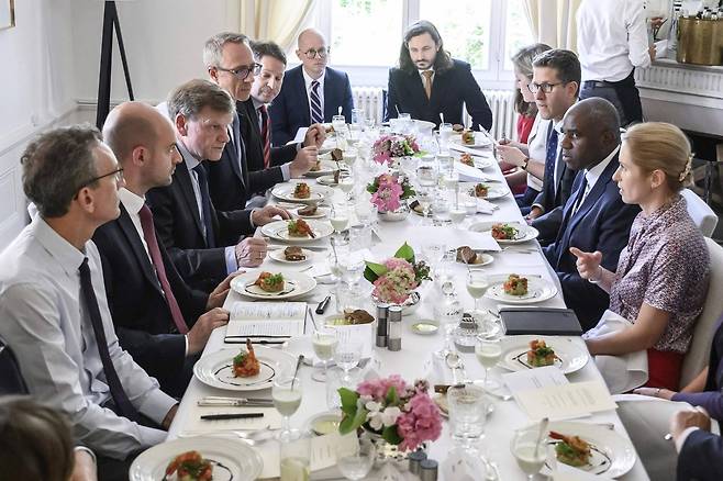 스위스 제네바에서 열린 유럽 외무장관 회의. 데이비드 래미 영국 외무장관(오른쪽에서 두 번째)과 벤 주다 특별 보좌관(오른쪽에서 다섯 번째)이 참석한 모습. 제네바=AP 뉴시스