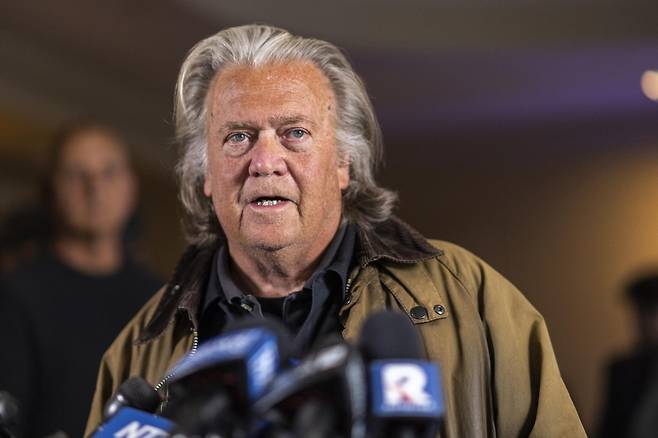 2024년 10월 석방 직후 기자회견에 나선 배넌. 뉴욕=AP 뉴시스