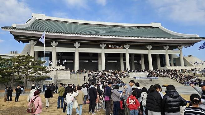 제107주년 3·1절을 맞은 1일 충남 천안 목천 독립기념관을 찾은 관람객들이 우금치 극단의 공연을 보기위해 겨레의 집 앞 광장인 겨레의 마당 주변에 모여들고 있다. 사진=김원준 기자