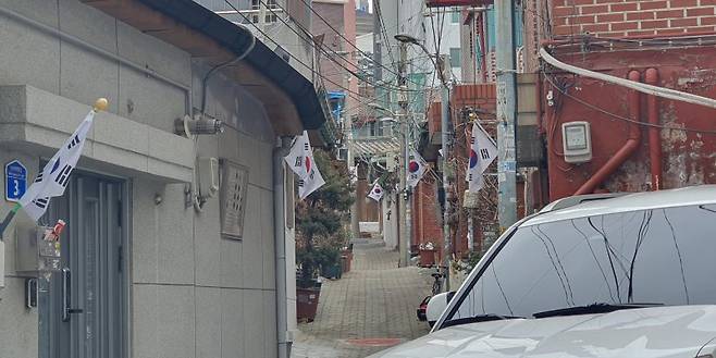 3·1절인 1일 서울 도심 한 주택가 골목에 태극기가 걸려 있다. 단독주택은 아파트와 달리 상당수가 태극기 달기 운동에 동참한 모습이다. 사진=최승한 기자