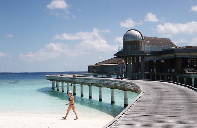 ‘아난타라 키하바 몰디브 빌라’엔 다양한 레스토랑이 포진해 있다. 레스토랑이 있는 구역으로 걸어가는 여행객과 수영을 즐긴 뒤 숙소로 돌아가는 이. 박미향 기자