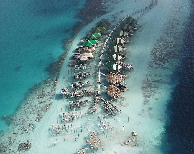 수상 비행기 위에서 보이는 몰디브 리조트 공사 현장. 몰디브엔 새 리조트가 계속 생겨나고 있다. 박미향 기자