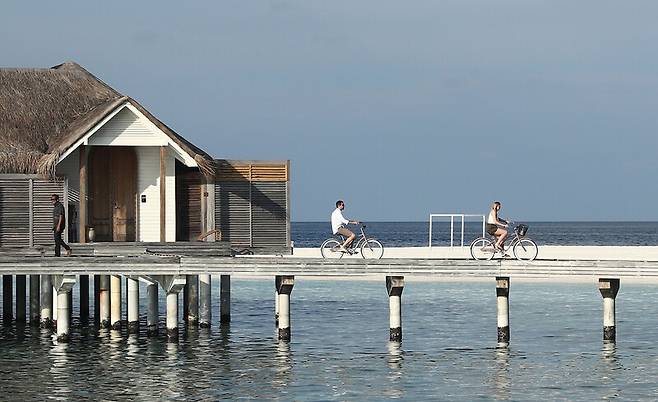 ‘아난타라 키하바 몰디브 빌라’에서 자전거를 타며 휴양을 즐기고 있는 여행객들. 박미향 기자