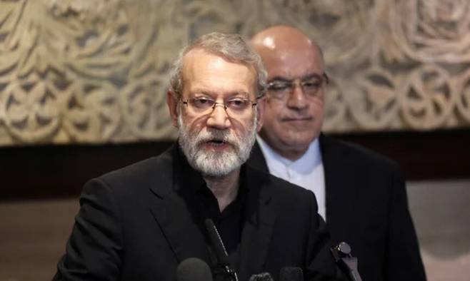 이란 최고 지도자 아야톨라 알리 하메네이 유고 이후 비상 후계체제를 이끌 이란 국가안보회의 사무총장 알리 라리자니(왼쪽 전면). 라리자니가 지난해 8월13일 레바논 베이루트에서 나비 베리 레바논 국회의장과 회담한 뒤 발언하고 있다. 로이터연합뉴스