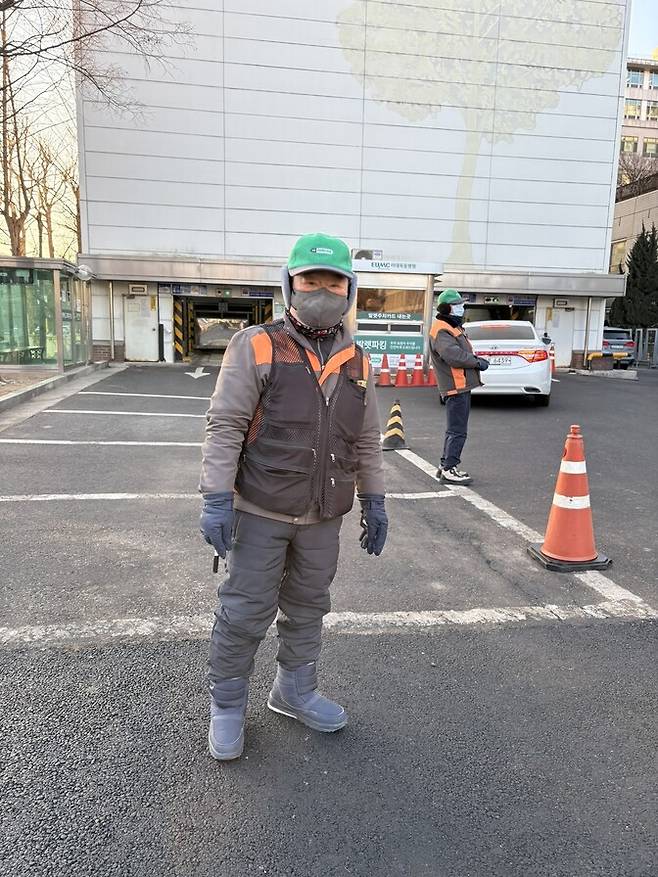 이대목동병원 발레파킹 서비스 직원 가운데 가장 오랫동안 근무한 박경식씨가 주차 타워 앞에 서 있다. 남궁인 제공