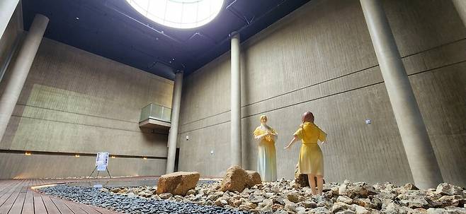 남도의병역사박물관 지하 1층 중정에 설치된 박형오 조각가의 조각상 ‘평화로웠던 날들에 대한 기억’.