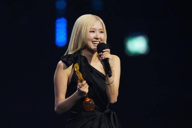 걸그룹 블랙핑크 멤버 로제가 28일 영국 맨체스터에서 열린 제46회 브릿 어워즈 시상식에서 '올해의 인터내셔널 노래' 수상자로 트로피를 받고 수상 소감을 밝히고 있다. AP 연합뉴스